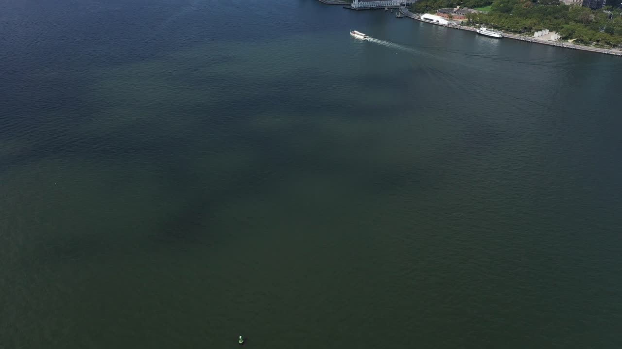 보트가 항해하는 어퍼 베이의 공중 전망