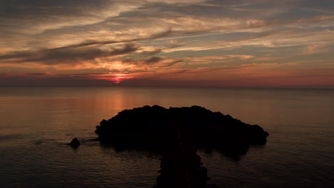 Aléjese-De-Las-Rocas-Durante-La-Oscura-Puesta-De-Sol-Cinematográfica-Sobre-La-Bahía-De-Nueva-Jersey