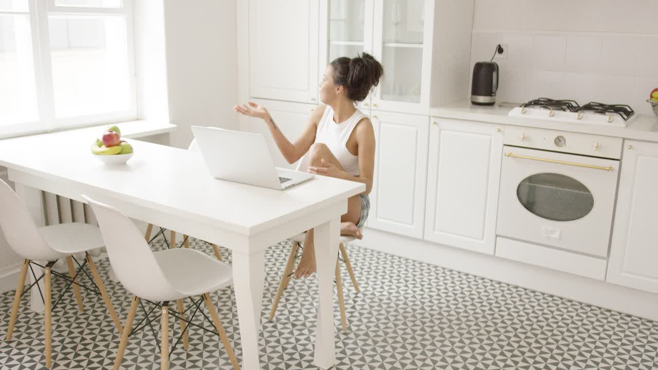 노트북을 사용하는 표현적인 젊은 여성