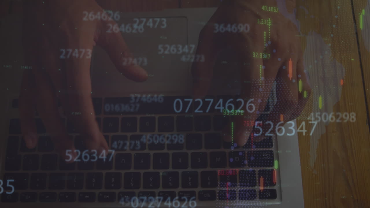 animación del procesamiento de datos financieros frente a la vista aérea de la sección media del hombre utilizando una computadora portátil