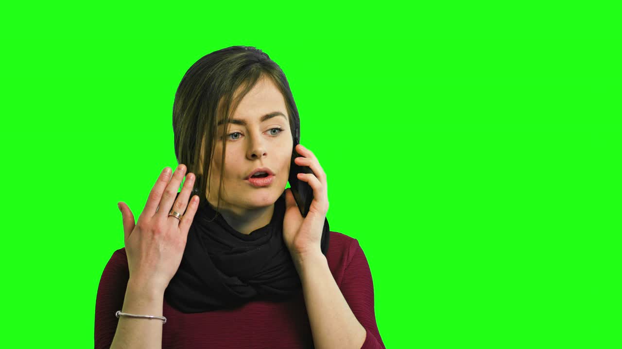 화가 난 젊은 여성이 전화로 이야기하고 있습니다.