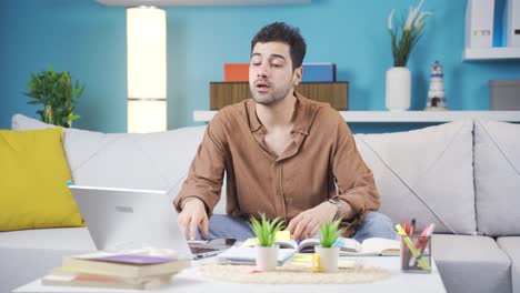 un joven cansado y agotado.