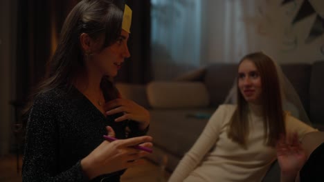 amigas divirtiéndose en una noche de chicas.