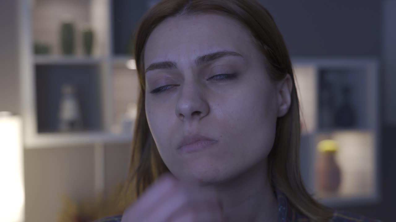 mujer pensante mirando a su alrededor indefensa.