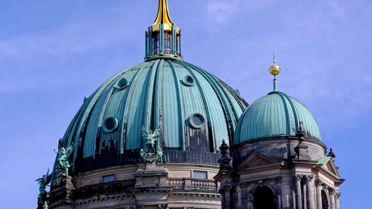 Cúpula de iglesia histórica de latón deslustrado en Berlín