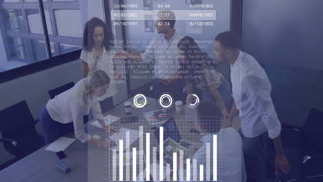 animación del procesamiento de datos financieros sobre diversas personas de negocios en la oficina