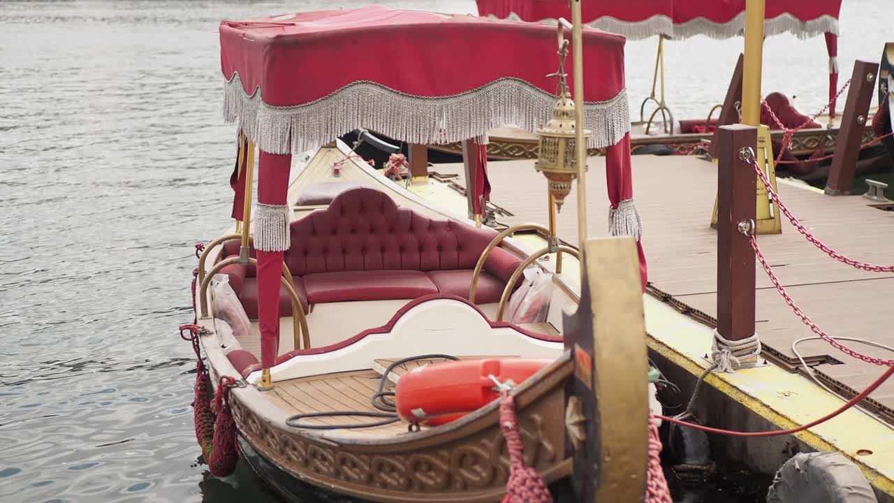 góndola roja en un lago