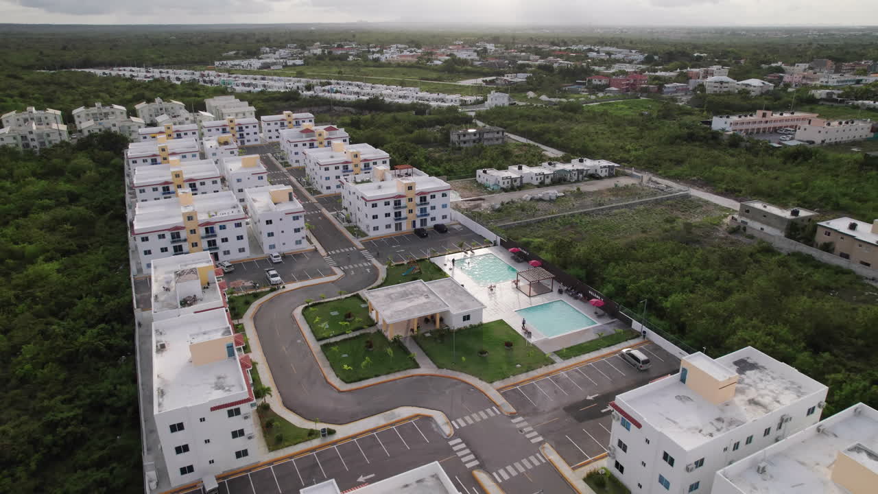 vista aérea de nuevos apartamentos a estrenar llamados residencial selene v en punta cana