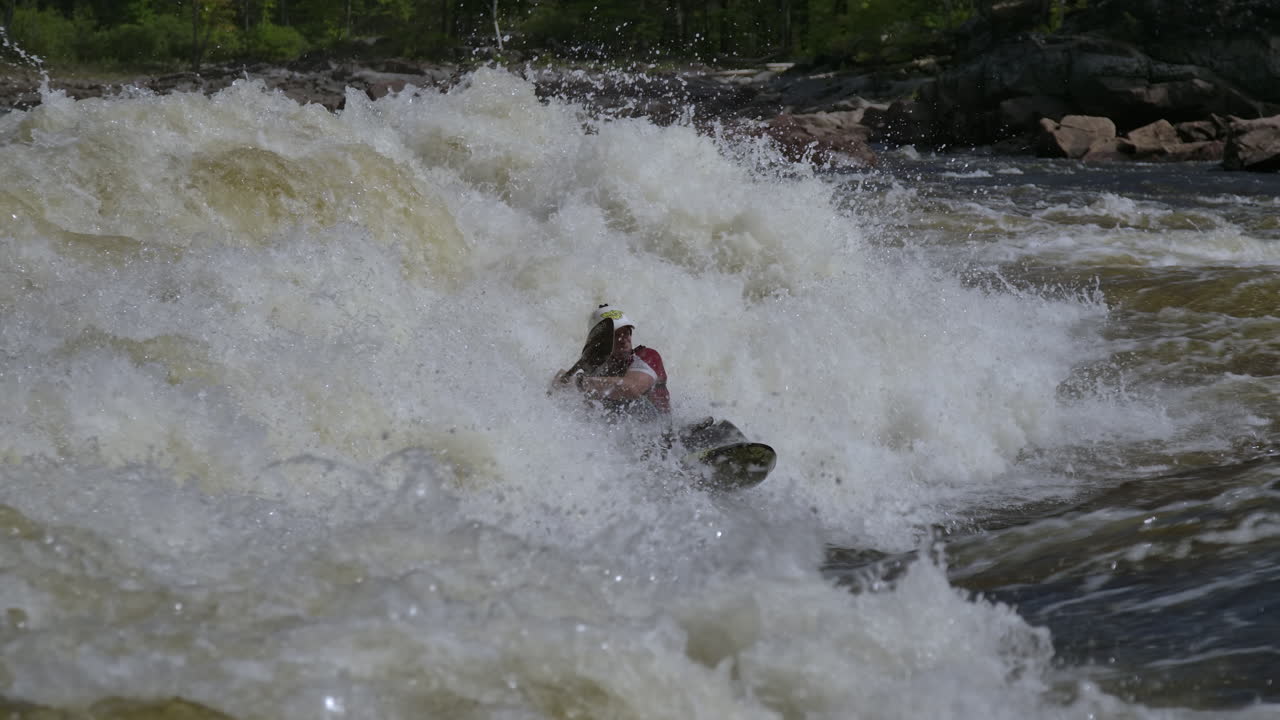 Kayak di sport estremi in acque bianche che schizza nell'onda