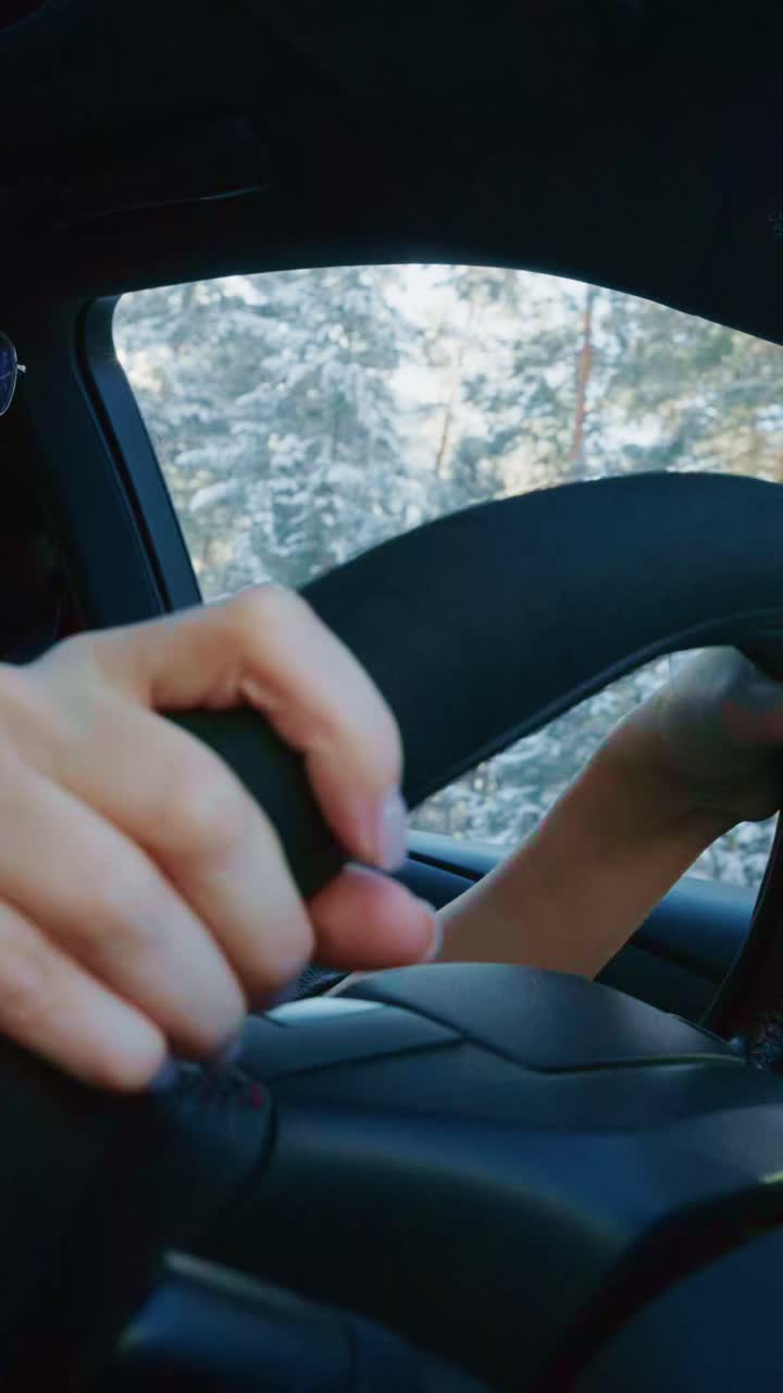 persona que conduce un automóvil en invierno