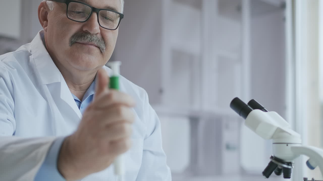 laboratorio de microbiología: científico trabaja con varias bacterias. concepto de investigación farmacéutica para antibióticos curando enfermedades con medicamentos que mejoran el adn. un hombre médico con un microscopio. imágenes de alta calidad 4k