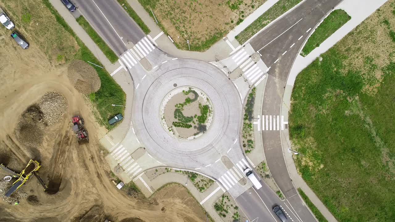 círculo de tráfico y camiones - vista aérea