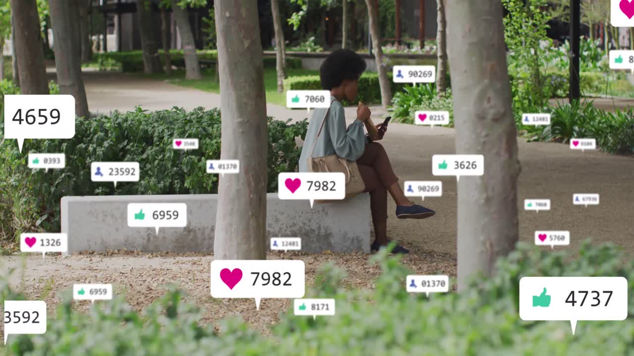 animación de iconos de las redes sociales sobre una mujer afroamericana tomando un bocadillo usando un teléfono inteligente en el parque