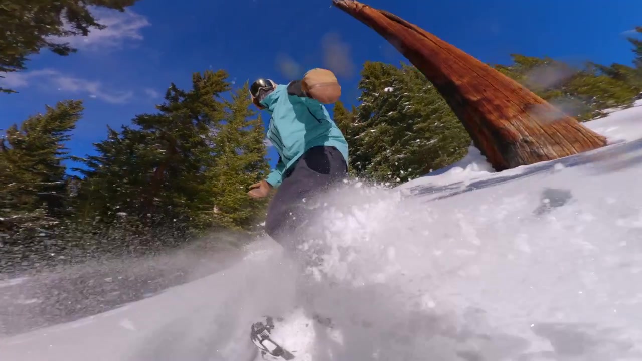 Vail Pass Colorado, backcountry alpino delle Montagne Rocciose, snowboarder professionista, selfie POV GoPro, snowboard ad alta velocità, curva rapida, carving tra gli alberi, neve fresca, inverno. Breckenridge, Aspen, Snowmass, Loveland sci.