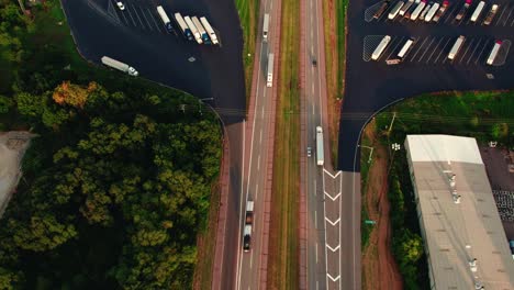 fotografía aérea de la autopista en la plaza de servicio de elkhart, indiana
