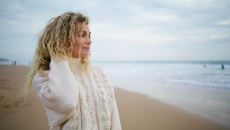 hermosa mujer con vista al océano en las vacaciones de otoño. mujer romántica descansando