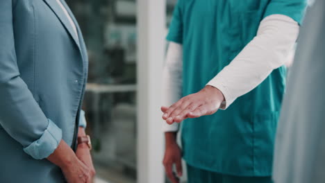profesionales médicos que trabajan juntos en unidad