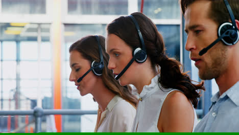 Business-Team-Arbeitet-Im-Callcenter