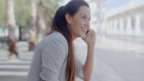 Mujer-Joven-Relajada-Hablando-Por-Su-Móvil