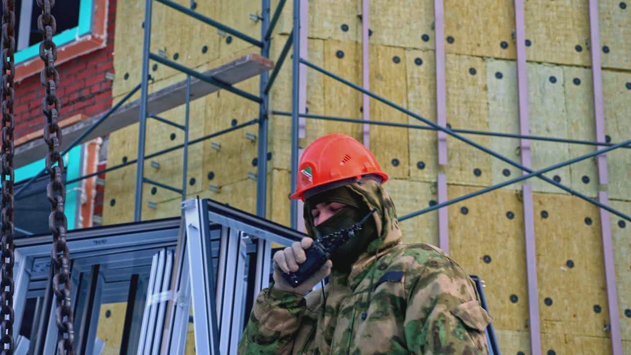 trabajador de la construcción en un sitio de construcción en invierno