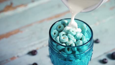 la leche se vierte en un vaso de anillos de cereal 4k