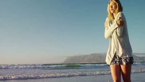 Mujer-Joven-Caminando-Por-La-Orilla-De-La-Playa