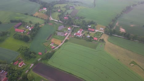 Toma-Aérea-Del-Campo-En-Un-Día-Nublado