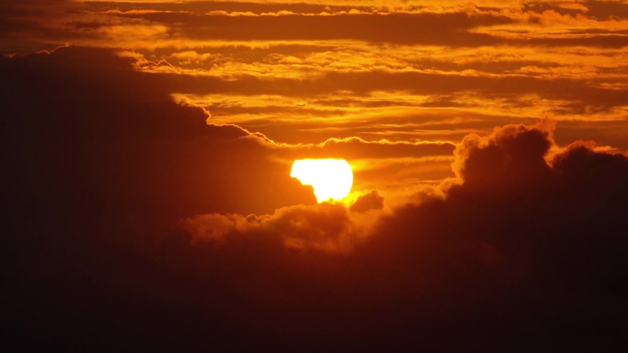 Dronebillede af solnedgangen gennem orange skyer over havet, Kreta, Grækenland