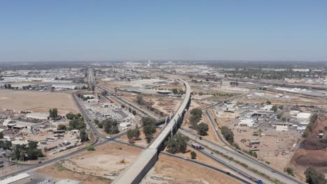 tomada aérea de la vía elevada del ferrocarril de alta velocidad de california sobre el viaducto cedar en fresno, california