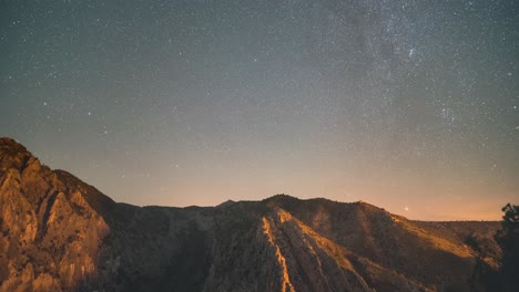 estrella del norte y el lapso de tiempo de rotación del cielo durante una noche de verano con cielo oscuro y rastros de satélites