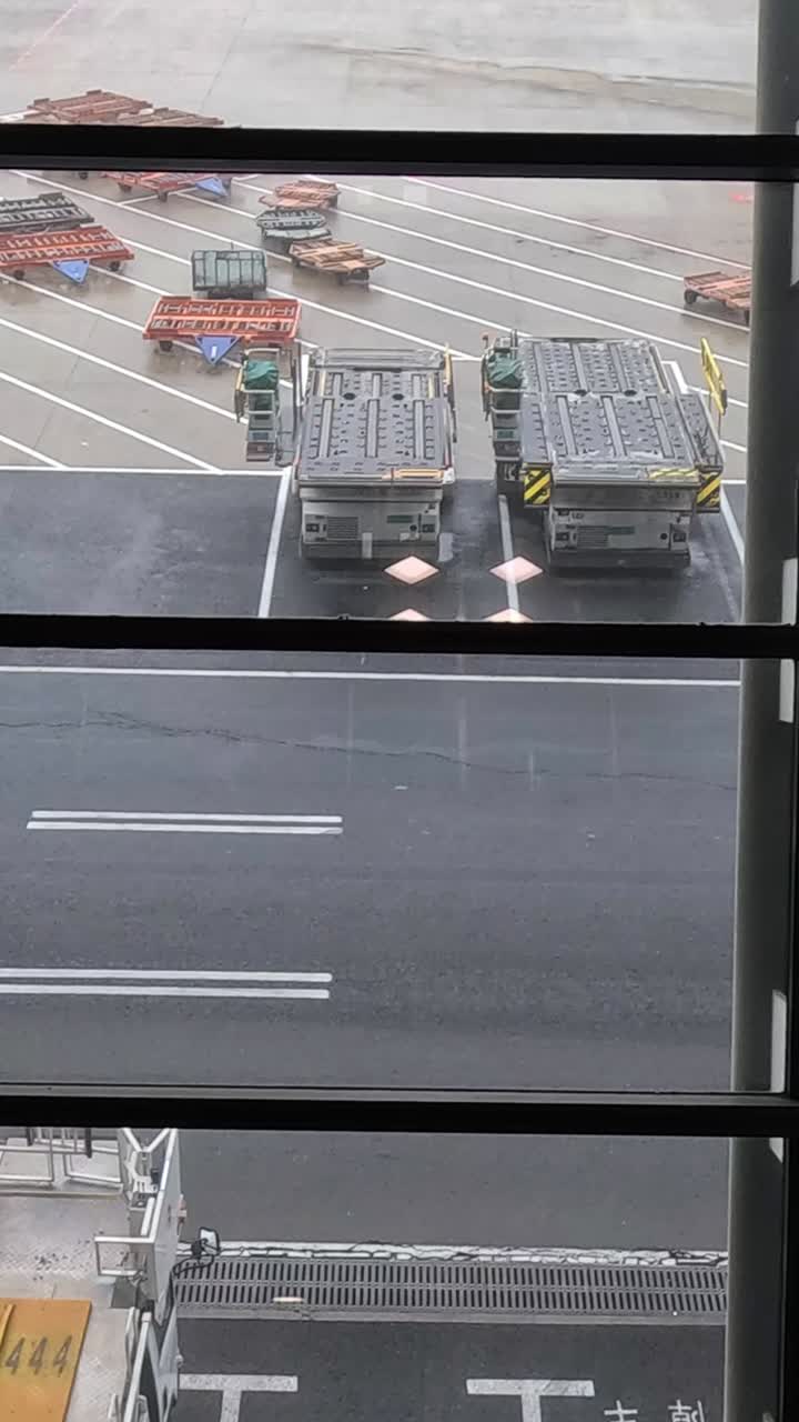 tiempo transcurrido de los vehículos que se mueven por la pista de aterrizaje del aeropuerto