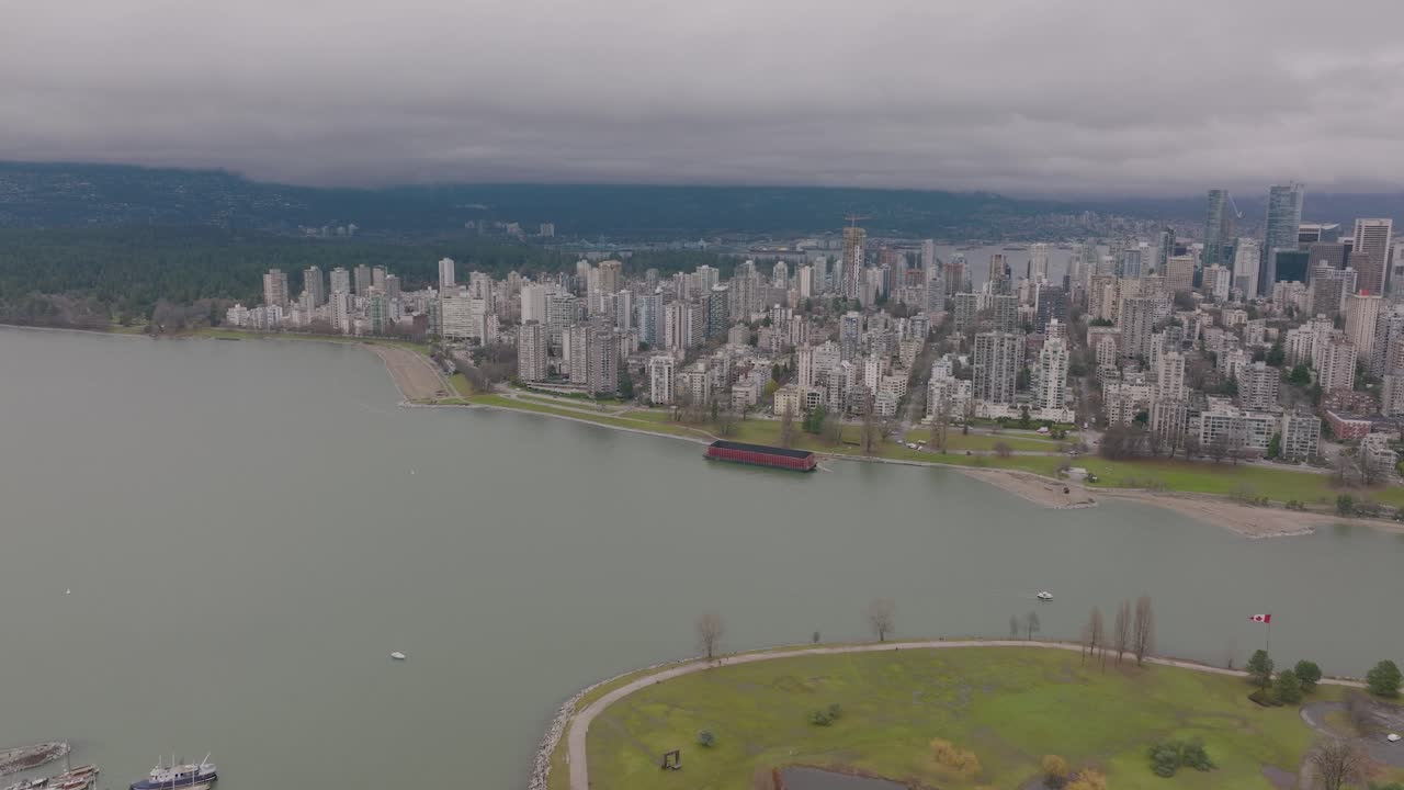 밴쿠버, 브리티시 컬럼비아, 캐나다 바지선이 선셋 비치 뱅크에 붙어 있고, 4k에서 바지선 주위를 회전하는 공중 샷