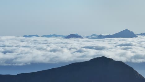 ノルウェーの山頂の後ろの雲の海の空中写真