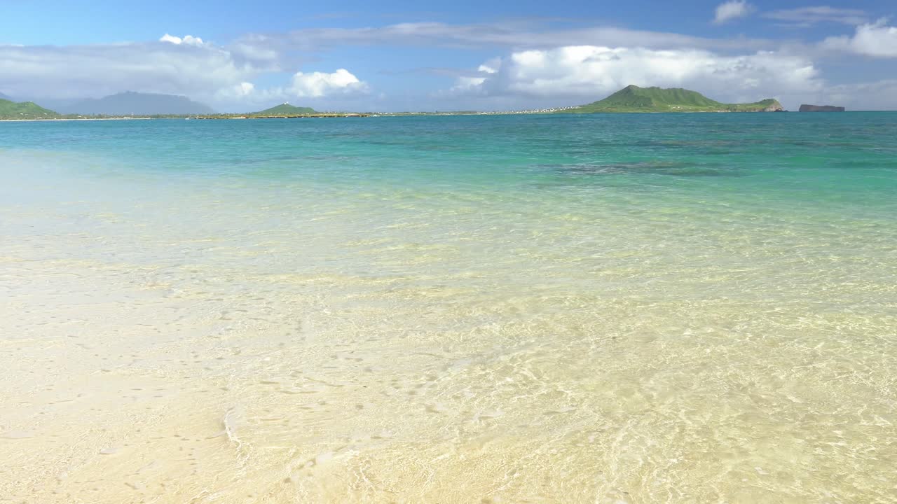 푸른 물 과 섬 들 이 있는 열대 해변 풍경