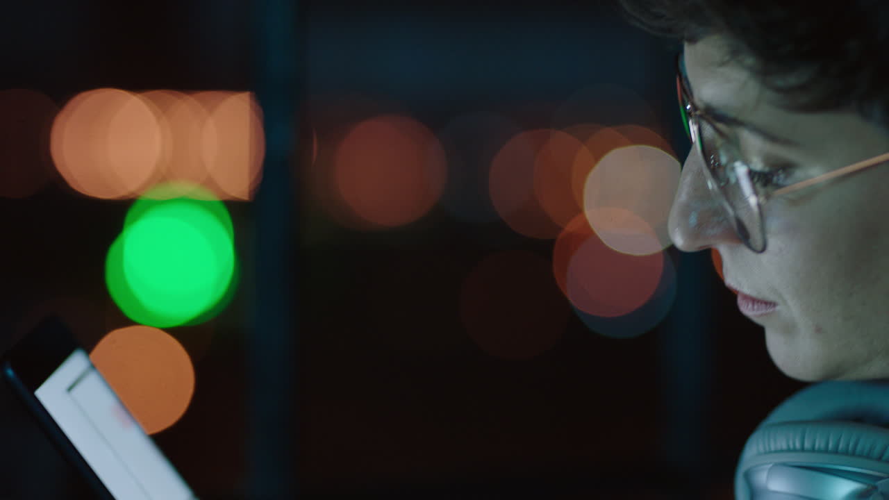 joven mujer de negocios que trabaja hasta tarde usando una tableta haciendo una lluvia de ideas para el proyecto fecha límite mujer gerente de planificación estrategia de desarrollo de la empresa de inicio en la oficina por la noche