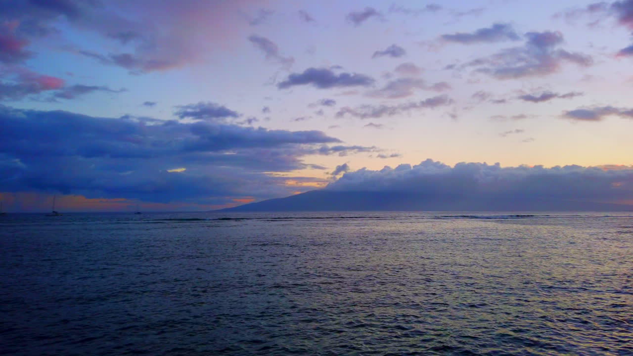 라하이나 항구 요트에서 라나이 섬을 지나 하와이 태평양의 화려한 마우이 일몰까지 아름다운 팬 4k prorezhq