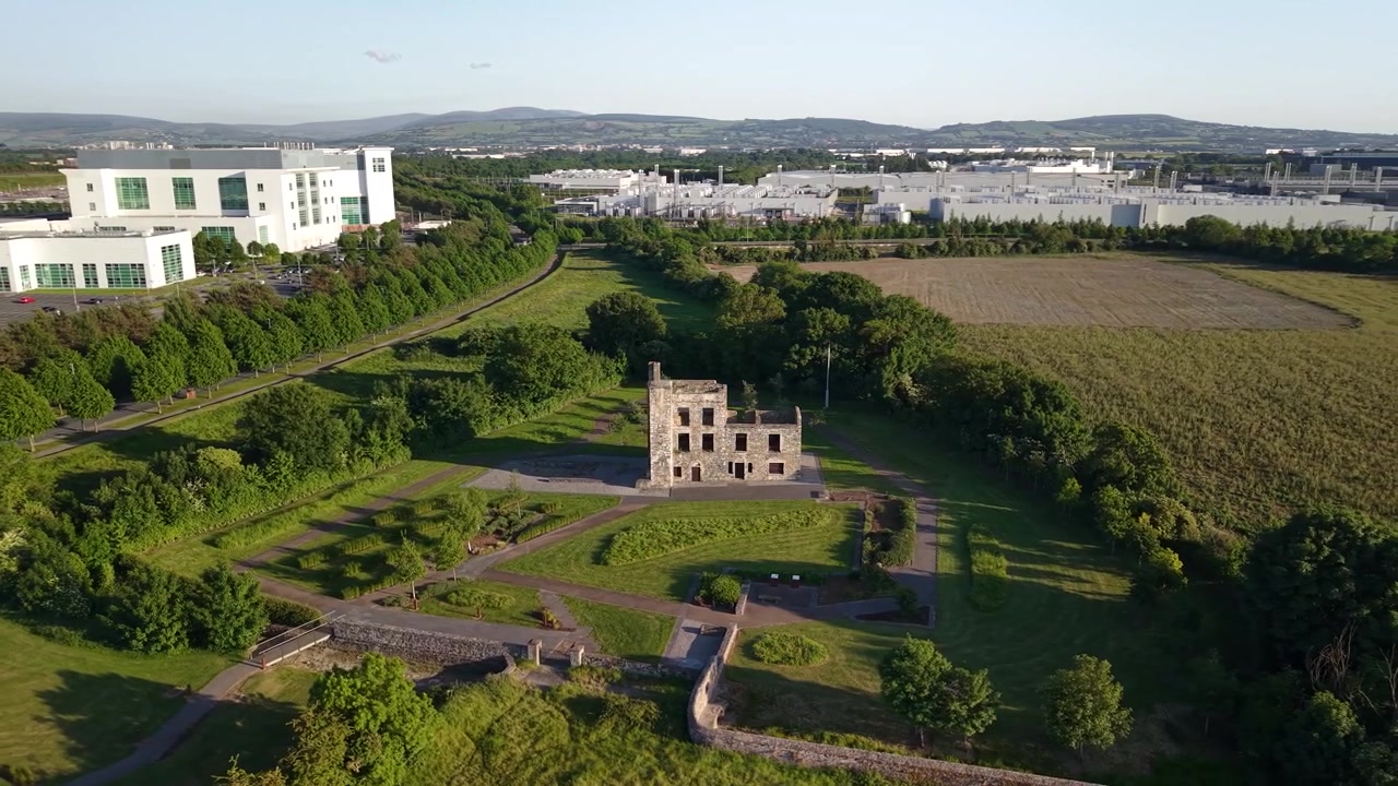 Veduta aerea del Grange Castle Business Park e del distretto industriale al tramonto, Dublino, Irlanda