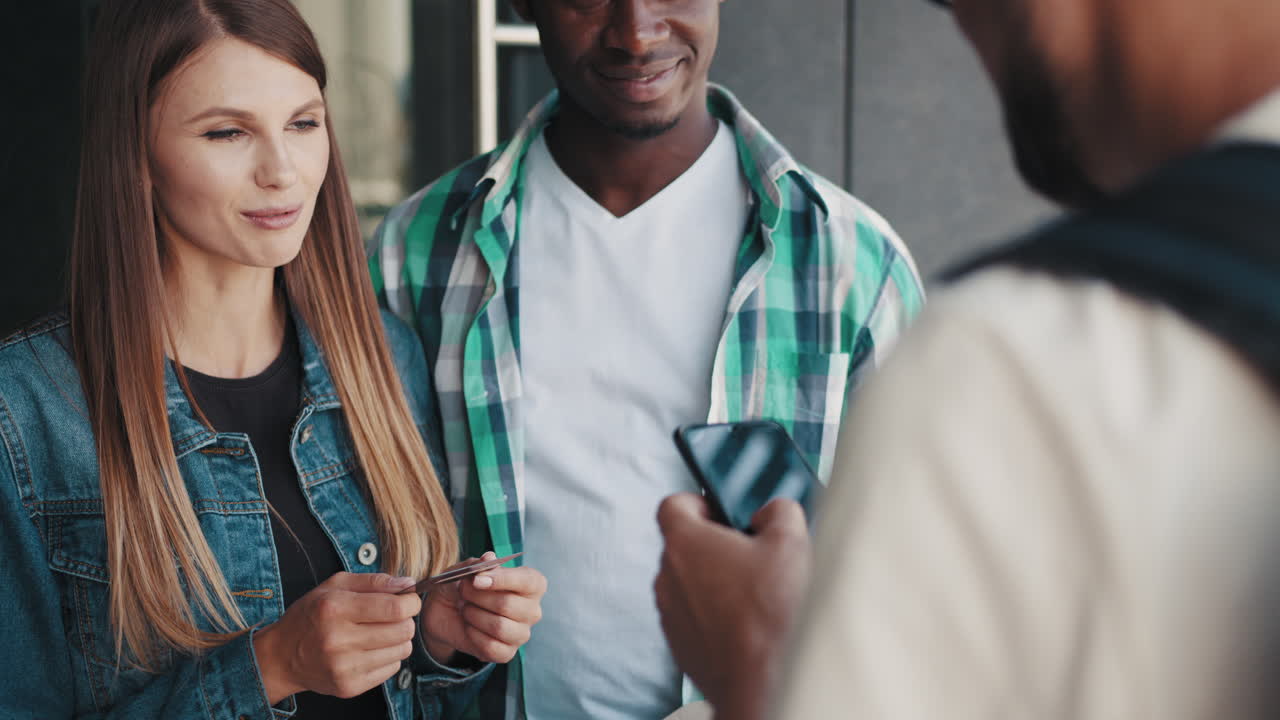 persona de entrega y clientes