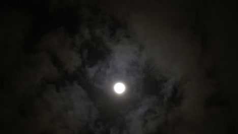 luna llena brillante con nubes en movimiento de fondo por la noche, imágenes de 4k, lapso de tiempo.