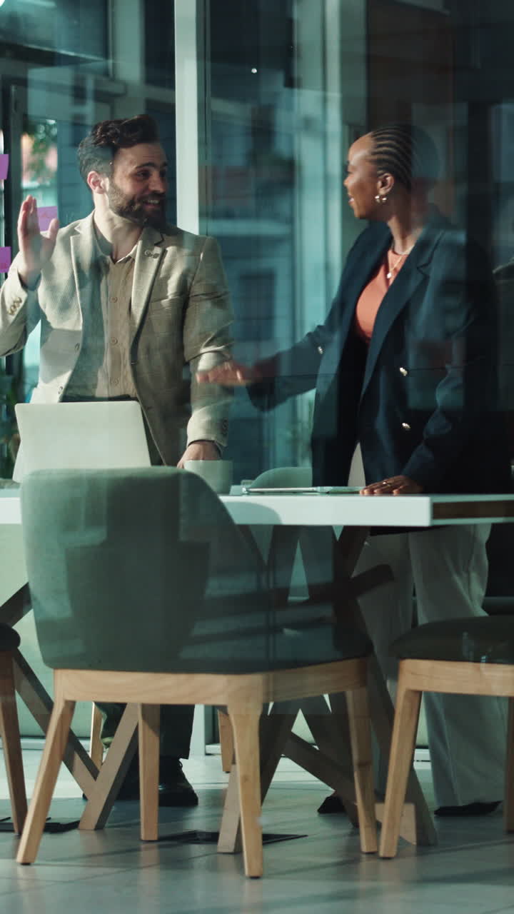 Diversi colleghi di lavoro che si danno il cinque durante una riunione in un ufficio moderno
