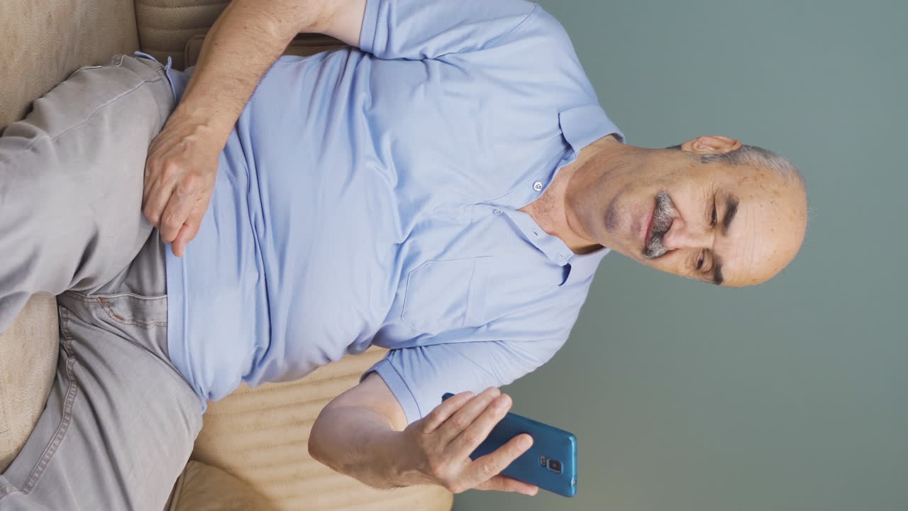 Video verticale di Videochiamata con la famiglia