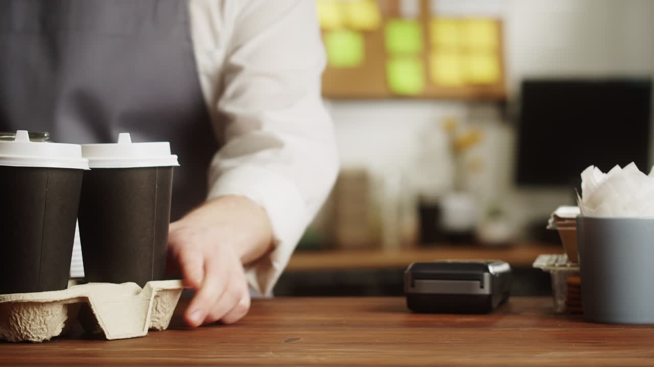Pagamento con smartphone in primo piano, utilizzando la tecnologia NFC in un ristorante. Il cliente paga con il cellulare, tecnologia contactless, pagamento senza contatto in una caffetteria