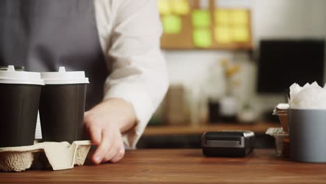 pagar con un primer plano de teléfono inteligente, utilizando la tecnología nfc en un restaurante. el cliente paga por teléfono móvil, tecnología sin contacto, pago sin contacto en una cafetería.