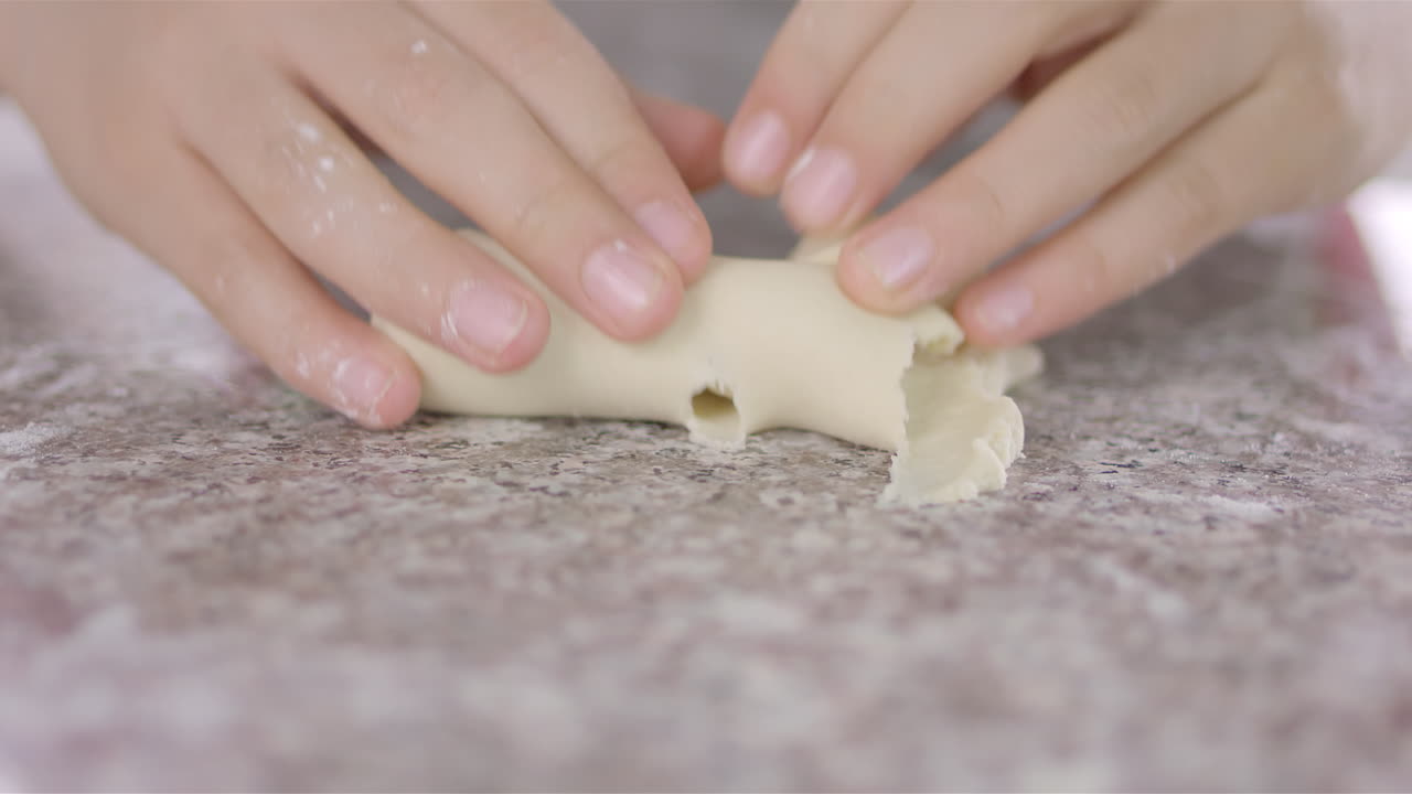 niño chef cocinando, cortando y horneando, minichef
