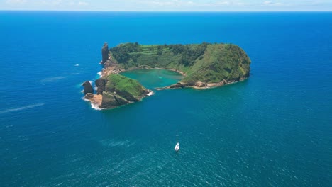 Insel-Vila-Franca-Mit-Einem-Boot-Im-Türkisfarbenen-Wasser-Von-São-Miguel,-Azoren,-Luftaufnahme