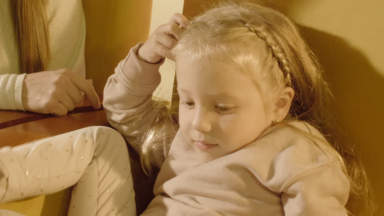 소파에 앉아 어린 소녀