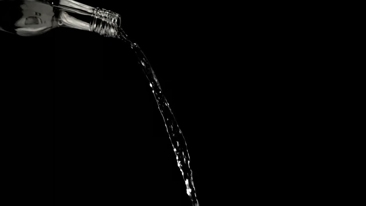 유리 병목의 슈퍼 느린 움직임으로 흐르는 물의  ⁇ 물