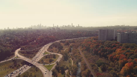 color de otoño sobre don valley parkway toronto ontario canadá