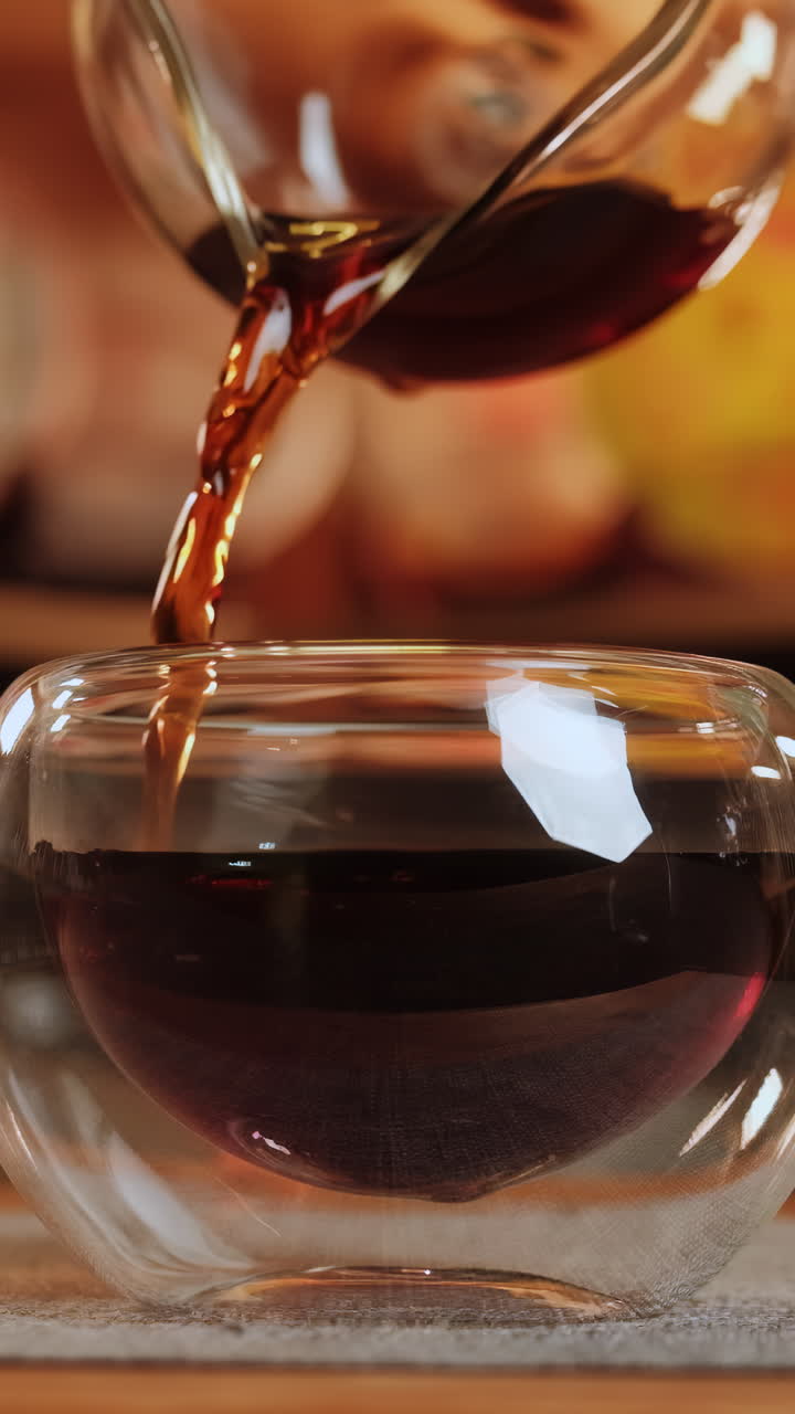 유리 컵 에 차 를 부는 것