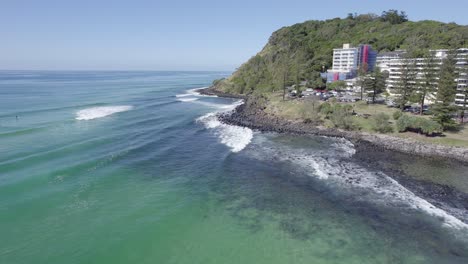 Olas-Que-Llegan-A-La-Costa-Rocosa-Del-Parque-Nacional-Burleigh-Head-En-Australia